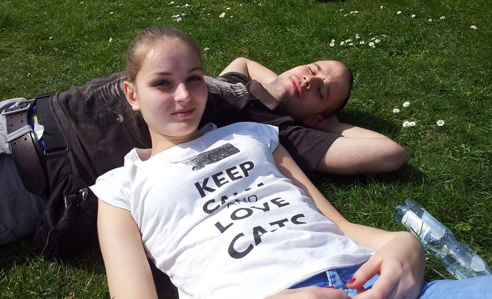 Zdjęcie Moniki i Maćka leżących na trawie. Uśmiechnięci.