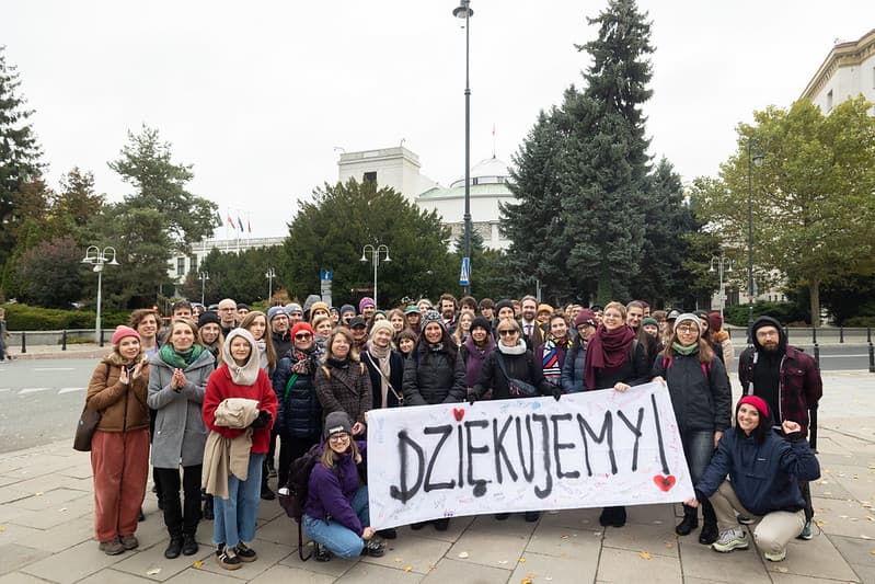 osoby wspierające zakaz hodowli zwierząt na futra pod Sejmem w czasie głosowania