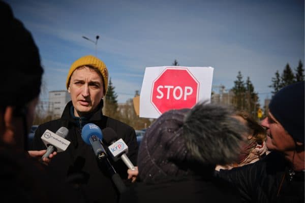 Aktywista Stop Fermom udziela wywiadu mediom w trakcie protestu przeciwko budowie nowej fermy przemysłowej.