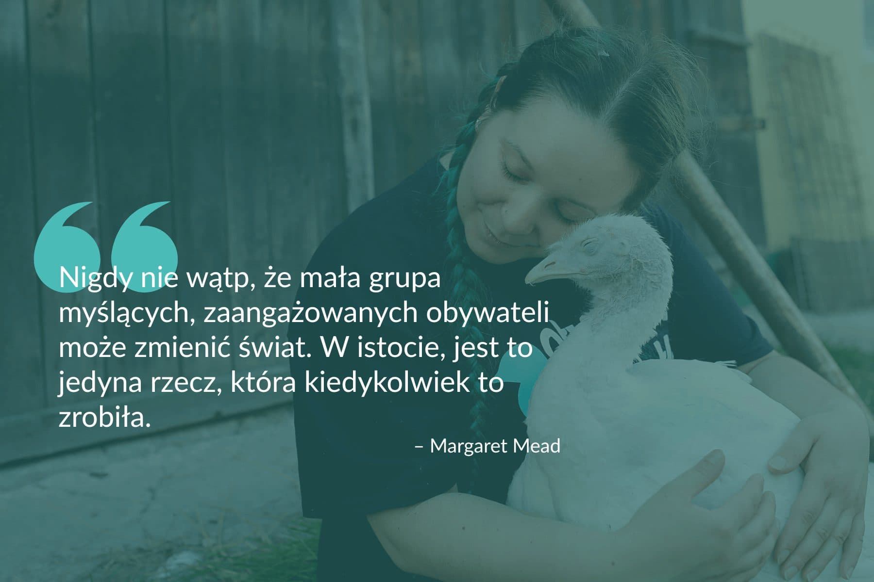 Kobieta z warkoczami przytula indyka