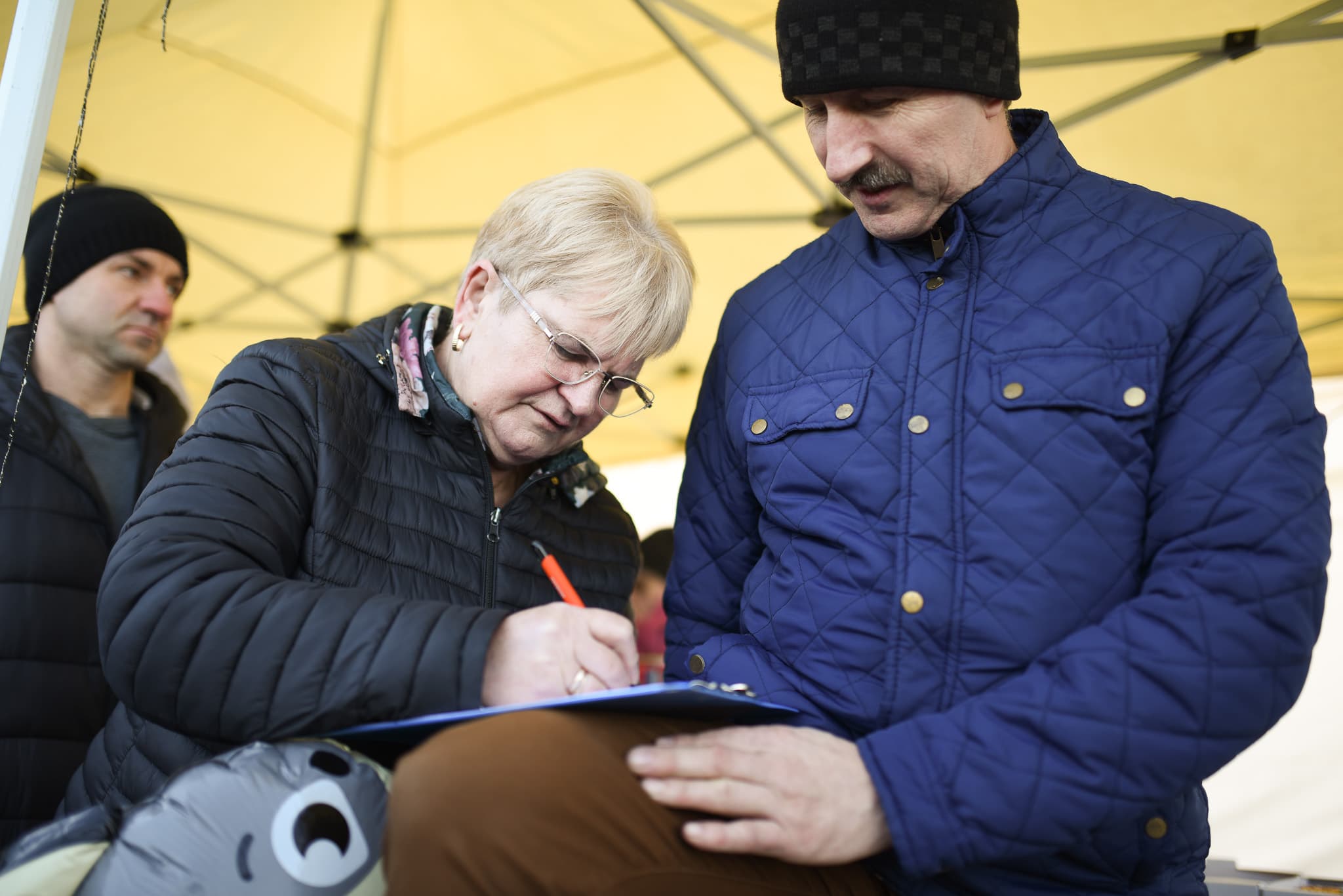 Kobieta podpisuje petycję – zabiera głos w obronie zwierząt.